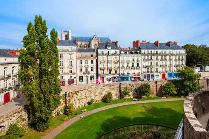 Image de la ville de Nantes, avec vue sur les bâtiments et les quartiers réputés, idéaux pour investir dans la résidence étudiante à Nantes