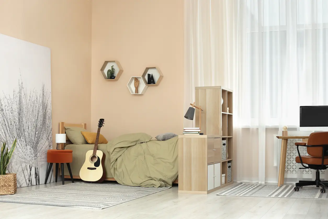 Une chambre minimaliste avec des étagères pour optimiser l'espace