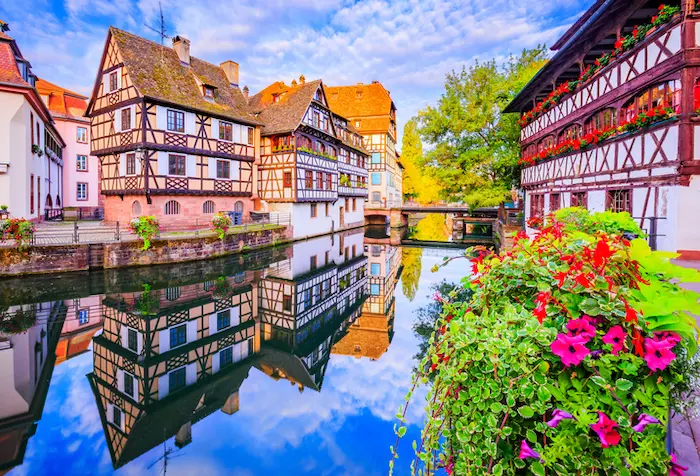 Vue sur la ville de Strasbourg, mettant en avant ses jolies maisons colorées, dans un quartier réputé idéal pour investir dans une résidence étudiante à Strasbourg