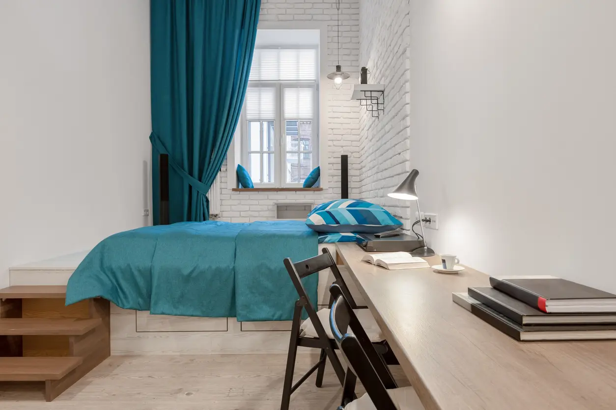 Une chambre d'étudiants avec un aménagement moderne