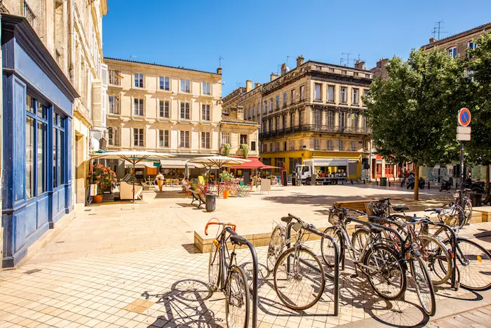 Un quartier pour étudiant calme dans une rue, avec vue sur les bâtiments idéaux pour investir dans une résidence étudiante à Bordeaux
