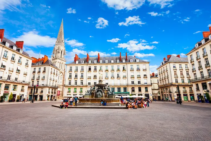 Vue sur la ville de Nantes, une ville étudiante calme mais à fort potentiel. L'on voit un quartier central, idéal pour investir dans une résidence étudiante à Nantes