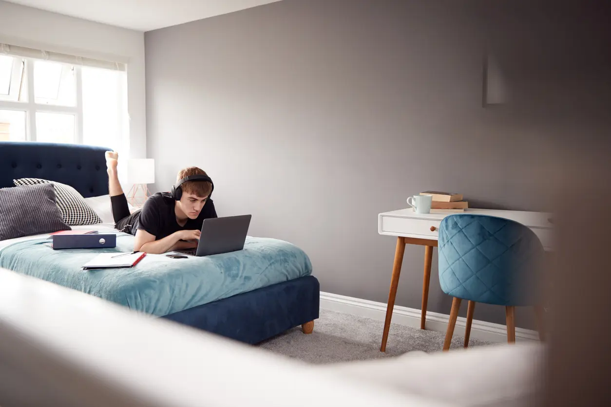 Une étudiant dans une chambre gris des décorations bleu canard