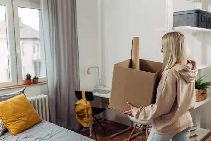 Photo d'une étudiante, emménageant dans son logement étudiant, un studio dans le Val-de-Marne