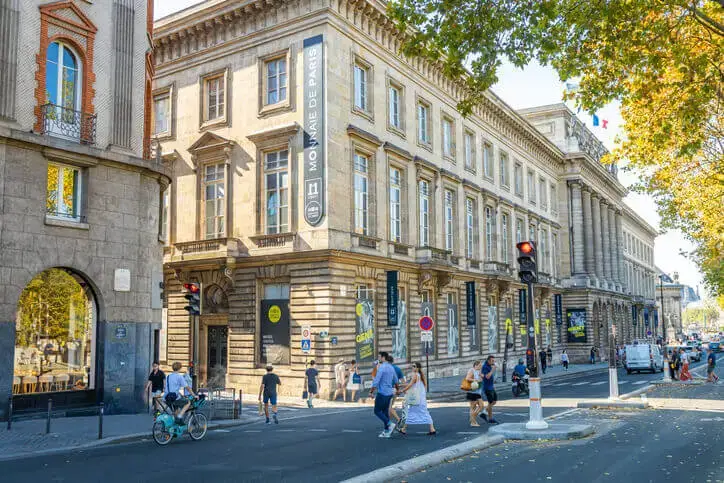 Photo prise dans le coeur de la ville de Paris. C'est un quartier où des logements étudiants à Paris sont disponibles.