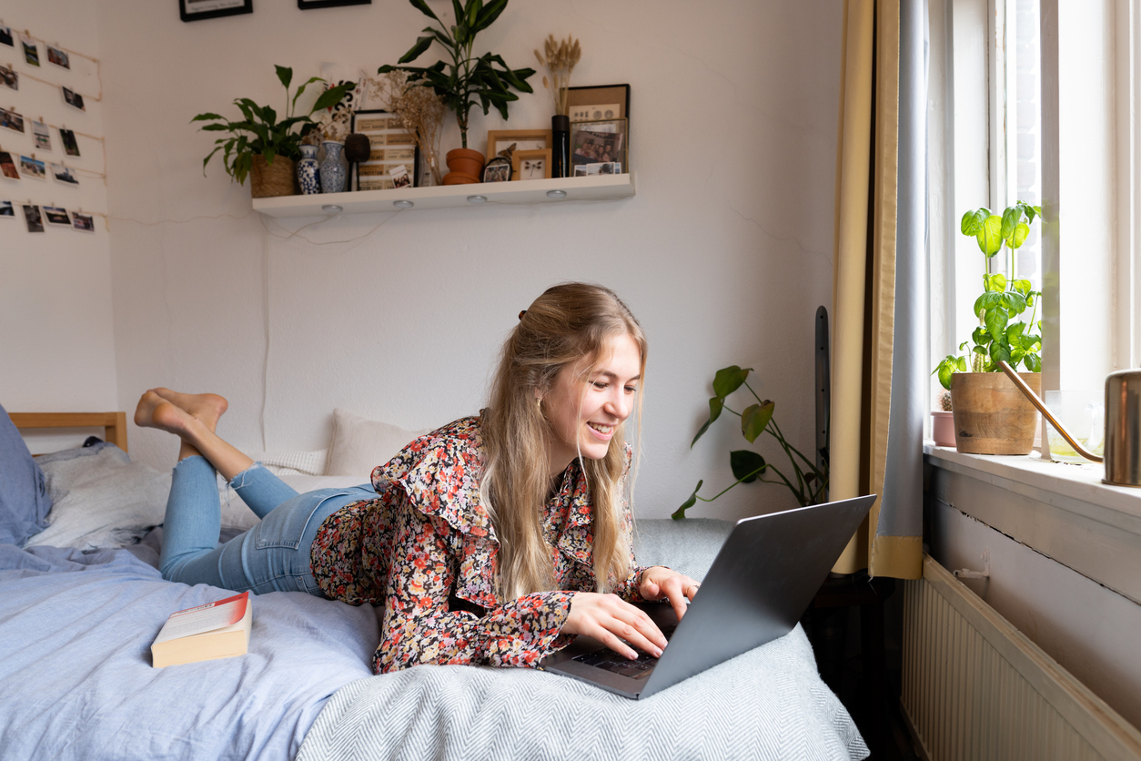 Une fille dans sa chambre de foyer étudiant à Paris