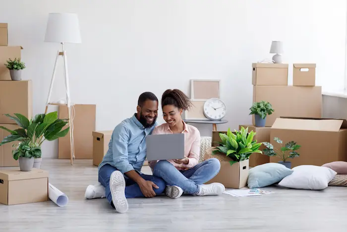 Photo d'un couple installé dans le salon d'un logement étudiant. La photo montre l'état actuel du marché suite aux impacts de la pandémie COVID sur le marché du logement étudiant. 