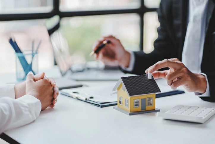 Estimation APL : un étudiant prend conseil auprès d'un spécialiste pour calculer son aide logement. De cette façon aussi, on gagne du temps et on vérifie son éligibilité au programme.