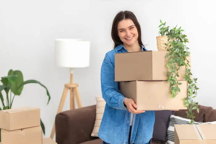 Une étudiante emménage dans son appartement étudiant en France après avoir soigné son dossier candidature location