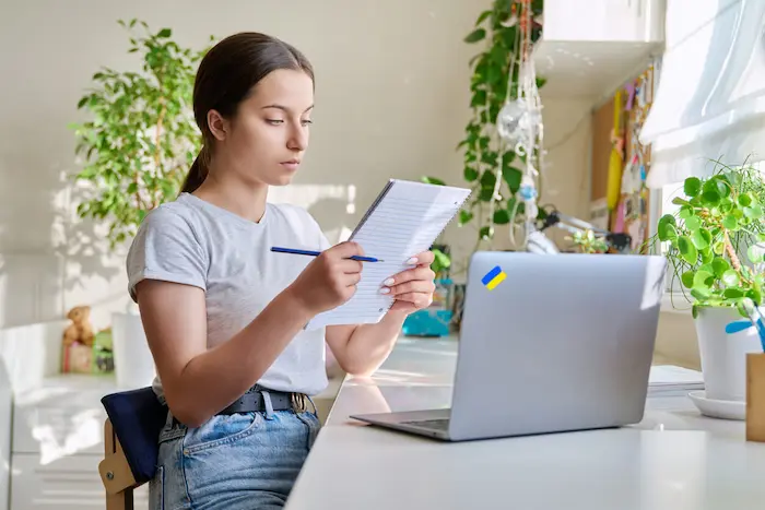 Une étudiante prépare son dossier candidature location pour un logement étudiant en France.