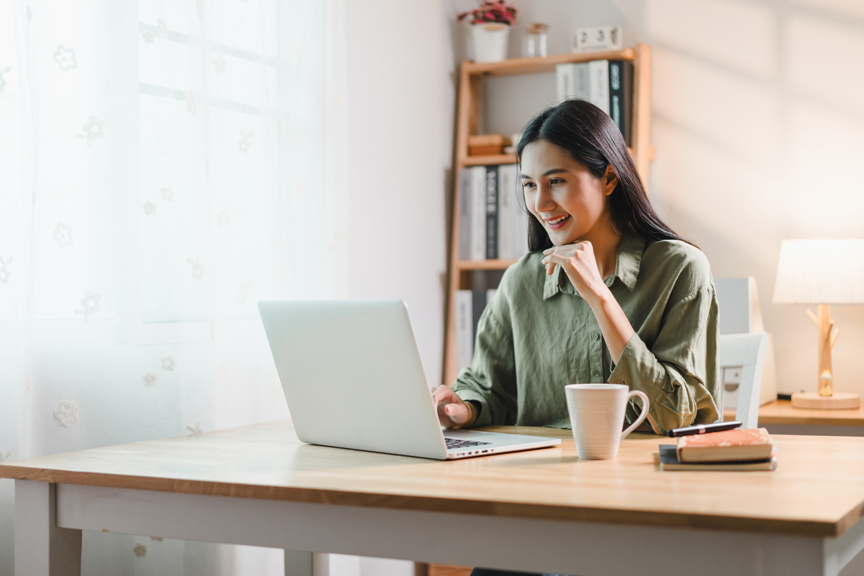 Travail à domicile dans une chambre d’étudiante meublée