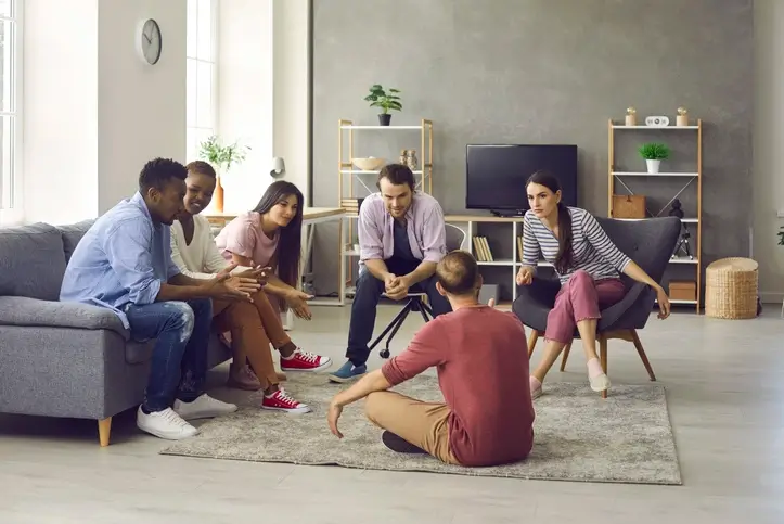 Des étudiants dans l'espace commun d'un logement en coliving en France. Ils profitent du partage et de la convivialité qui règnent dans les espaces communs de leur logement étudiant en coliving.
