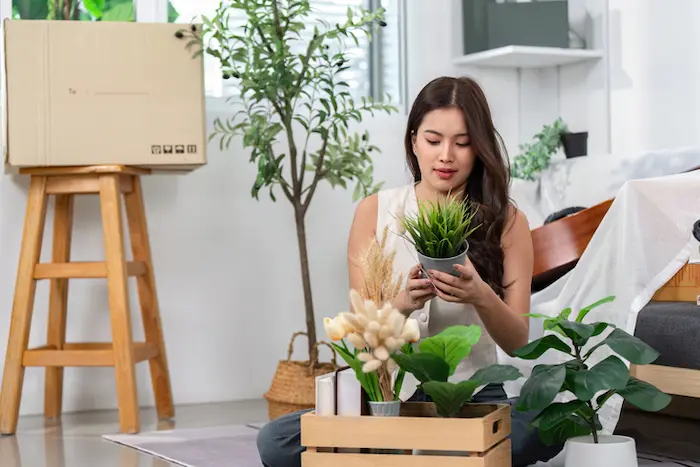 Image d'une étudiante, s'installant dans son logement étudiant éligible APL en 2025 pour la rentrée universitaire