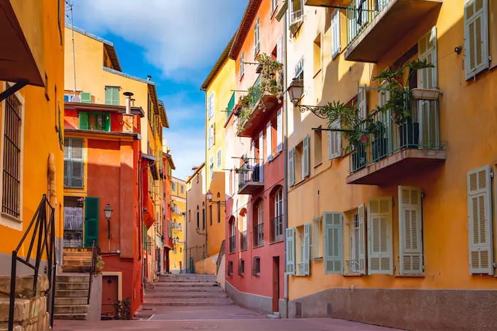 Photo de bâtiments dans la ville de Nice, idéaux pour investir dans une ville étudiante à Nice.
