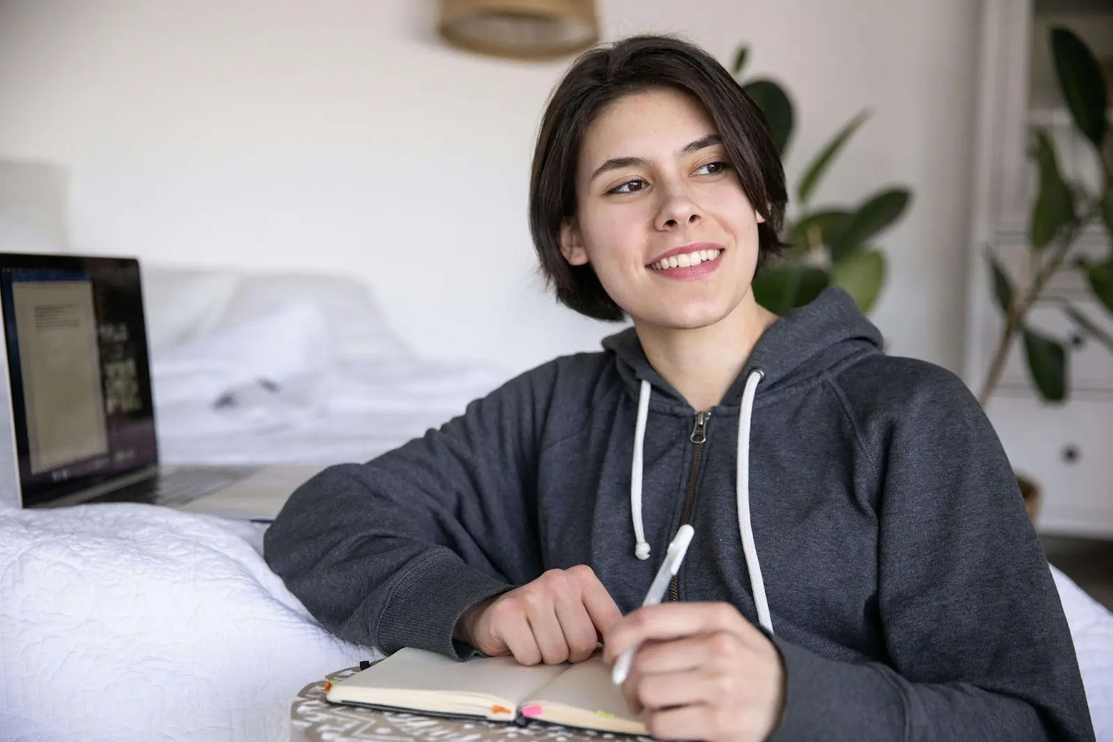Une étudiante dans sa chambre 