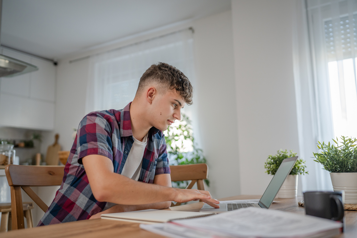 Étudiant en plein travail dans un foyer à Paris, dans un environnement calme.