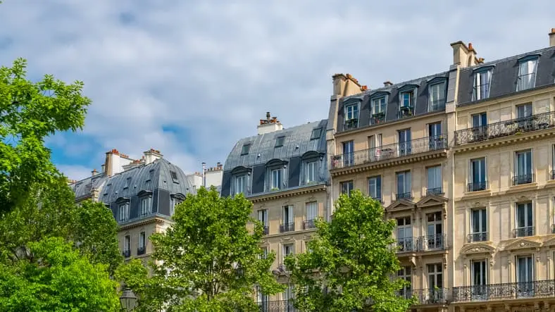 Image d'un immeuble typiquement parisien, un bâtiment idéal pour investir dans une résidence étudiante à Paris