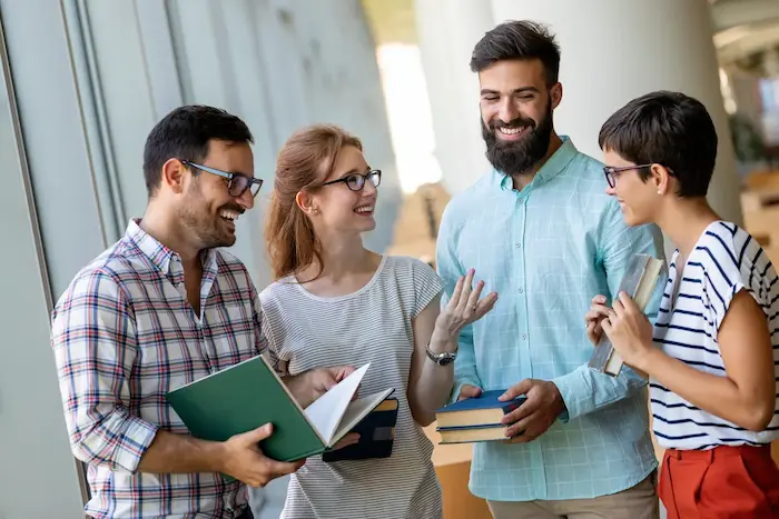 Des étudiants à l'université, en train de discuter d'un projet d'achat pour investir dans une résidence étudiante à Aix-en-Provence