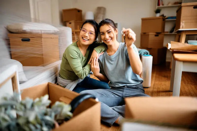 Des étudiantes s'installent dans le logement étudiant le moins cher en 2026