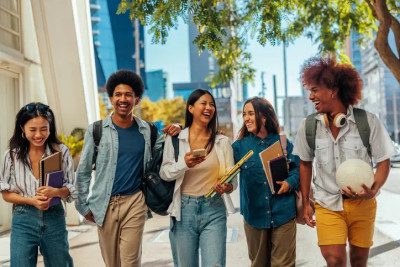 Des étudiants se renseignent sur le dispositif de logement provisoire
