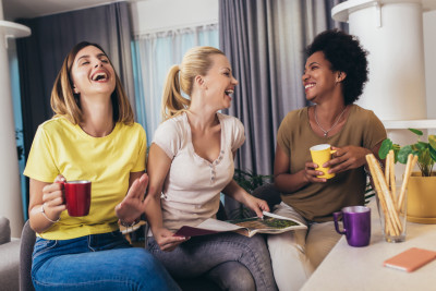 Des étudiantes heureuse de profiter du repas à 1 euro du CROUS