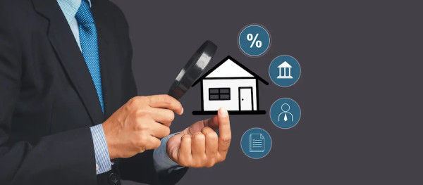 Un diagnostiqueur immobilier en plein travail