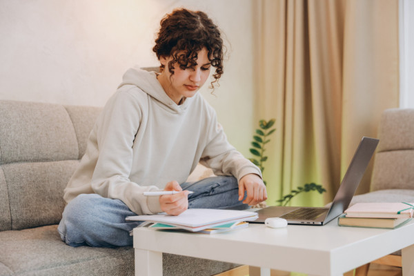 Étudiant travaillant dans un foyer étudiant à Paris, concentré sur ses études.