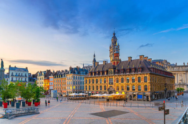 Un investisseur qui projette d'investir dans une résidence étudiante à Lille