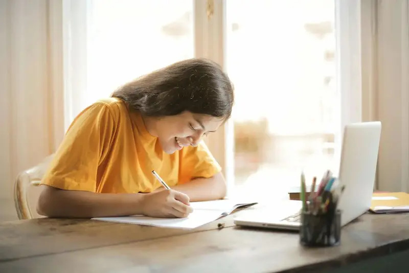 Etudiante en train d'étudier chez elle