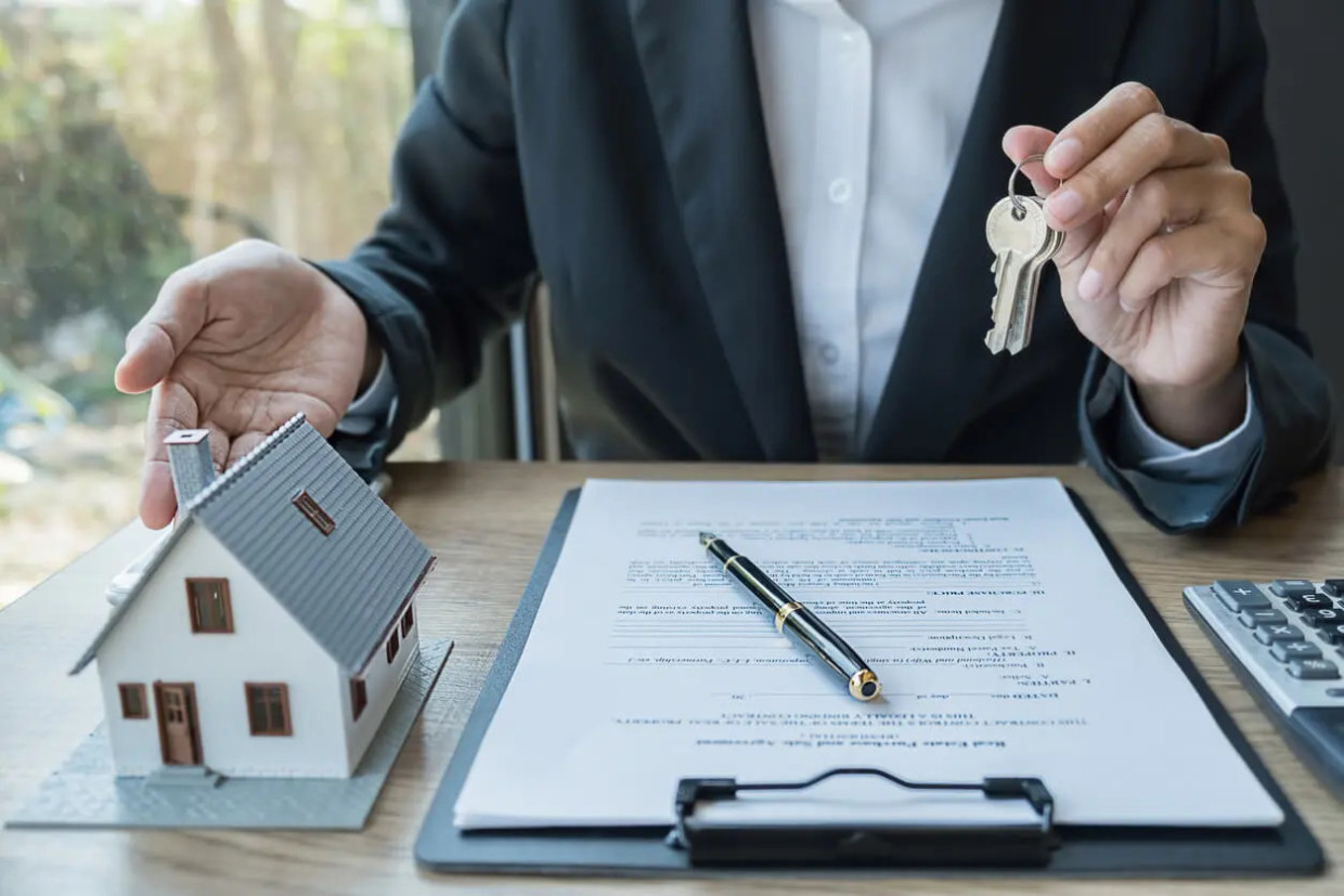 Un investisseur étudie le cashflow immobilier avant de se lancer