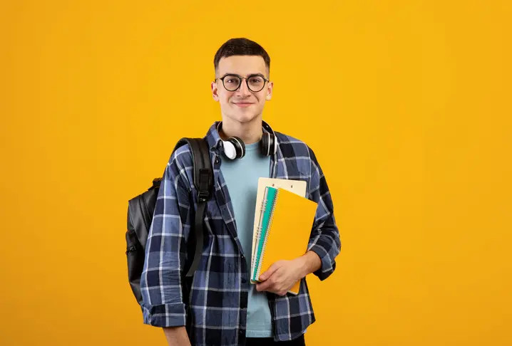 Un étudiant procède au classement des voeux en attente sur parcoursup 2026