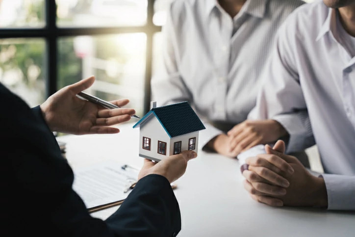 Étudiant discutant avec un propriétaire, illustrant la sous-location de logement étudiant