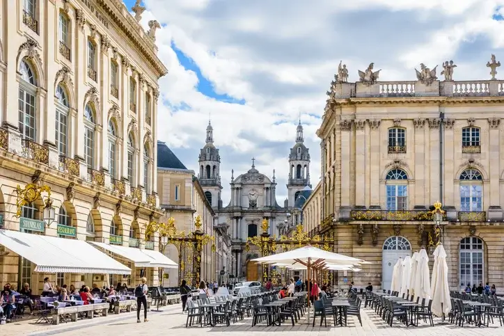 Vue sur la ville de Nancy, montrant la beauté et le dynamisme de la ville. Les bâtiments dans le quartier abritent des logements étudiants à Nancy