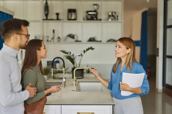 Des étudiants envisagent la colocation et se font conseiller pour éviter les problèmes générés par la colocation sans bail