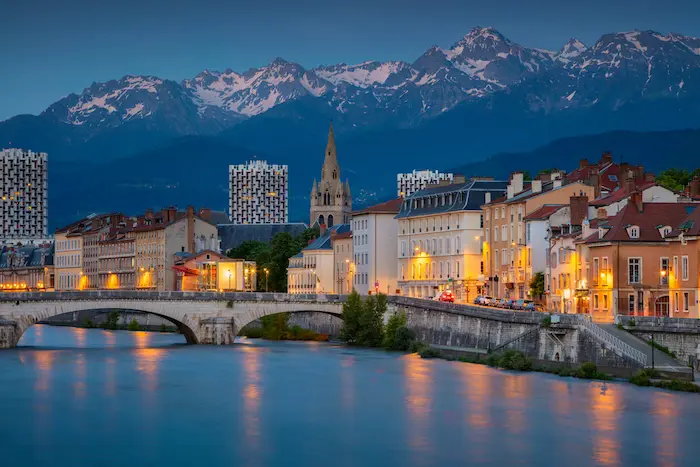 Vue sur la ville de Grenoble, avec des logements étudiants à Grenoble bien situés