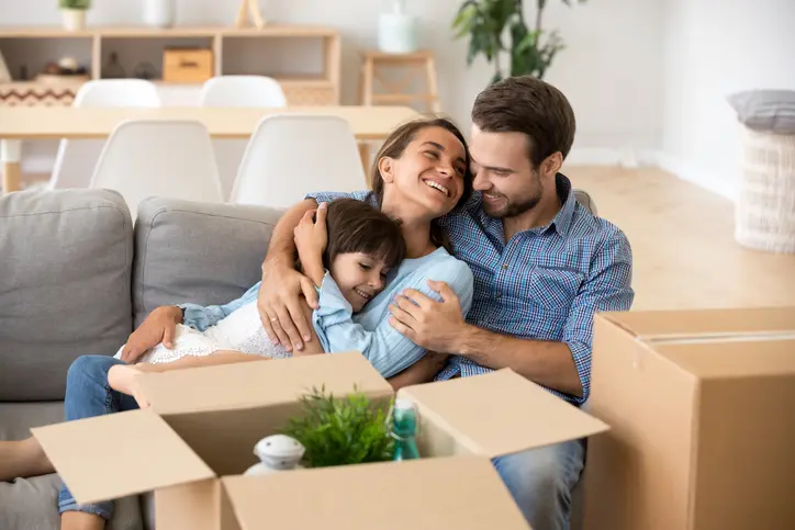 Un couple de jeunes travailleurs dans leur nouveau logement jeune actif