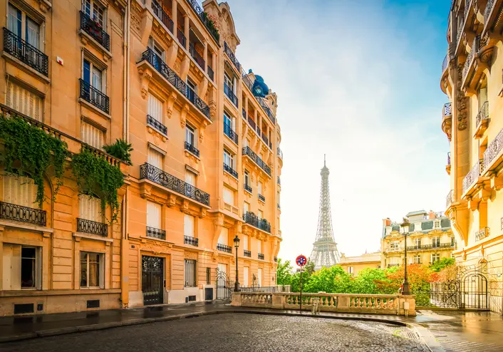 Vue sur des bâtiments de logement étudiant Paris 19, mettant en avant le calme et l'élégance des quartiers de la capitale.