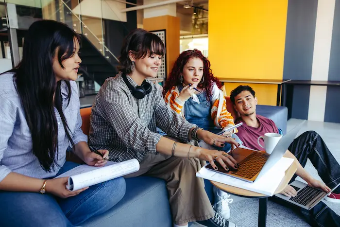 Des étudiants contents de s'installer ensemble en colocation meublée, favorisant les échanges et réduisant les dépense
