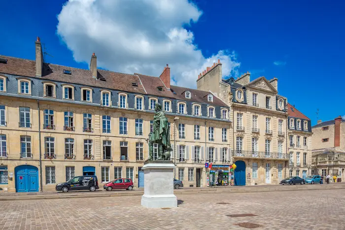 Photo de la ville de Caen, avec vue sur les bâtiments de la ville où la colocation à Caen est disponible.