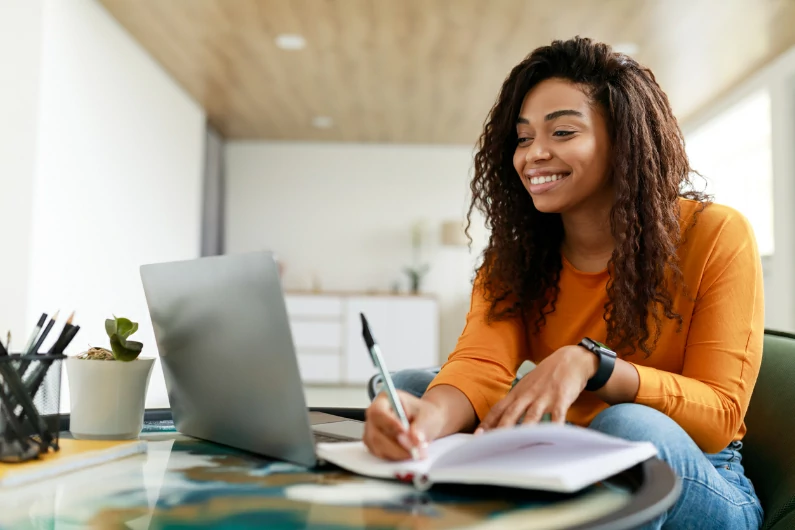 résidence universitaire à Brest : une étudiante est en train de réviser pour ses examens dans sa maison. Location étudiante privée. Location d'appartement et de studio pour étudiant à tarif modéré. Routine universitaire.