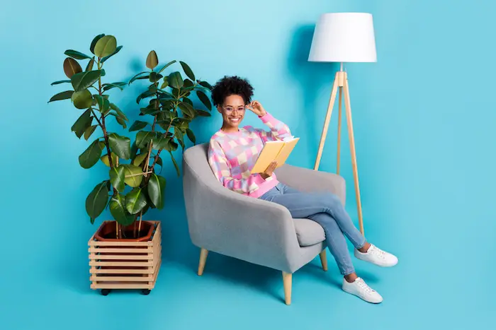 Une étudiante assise, souriante et heureuse de pouvoir bénéficier d'une bourse logement étudiant