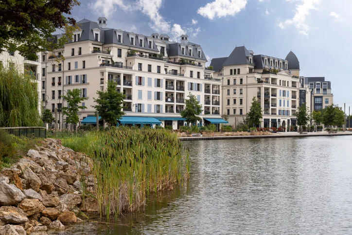 Photo de la ville de Clamart, un immeuble moderne où la colocation à Clamart est possible.