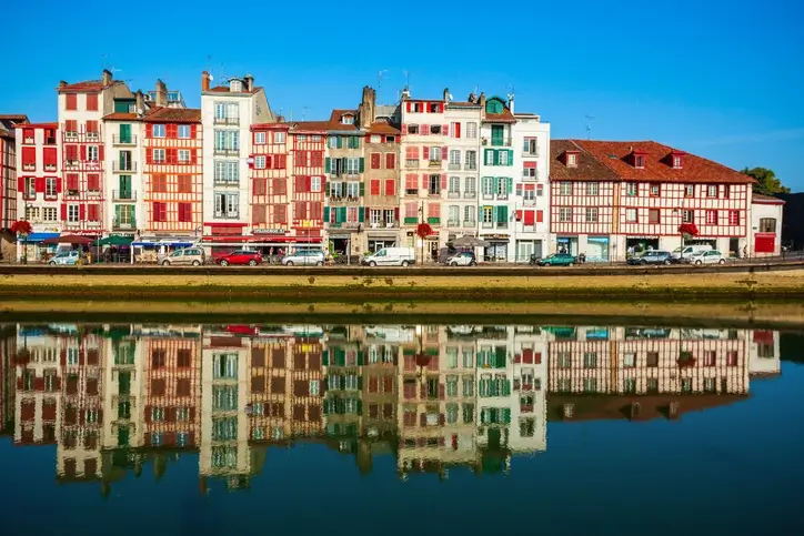 Photo de la ville de Bayonne, un charmant endroit avec des bâtiments colorés qui attirent les étudiants en quête de colocation à Bayonne.