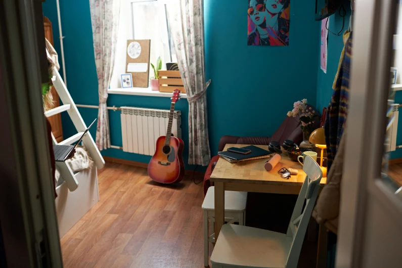 résidence étudiante à Drancy : c'est une chambre, un dortoir pour deux étudiants avec un lit superposé. Le bureau est partagé. Une occasion de découvrir la colocation entre jeune dans une ambiance étudiante. Vie universitaire.