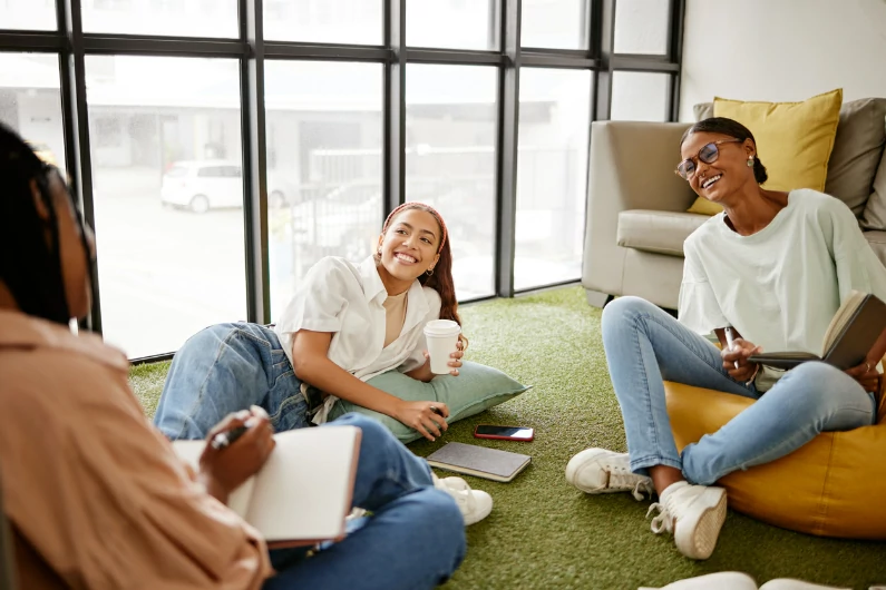 colocation à Limoges : des étudiantes discutent d'un projet ensemble dans leur appartement. L'avantage d'habiter ensemble entre jeune est l'entraide. Vie universitaire. Résidence étudiante en colocation. Colocataires, coloc.