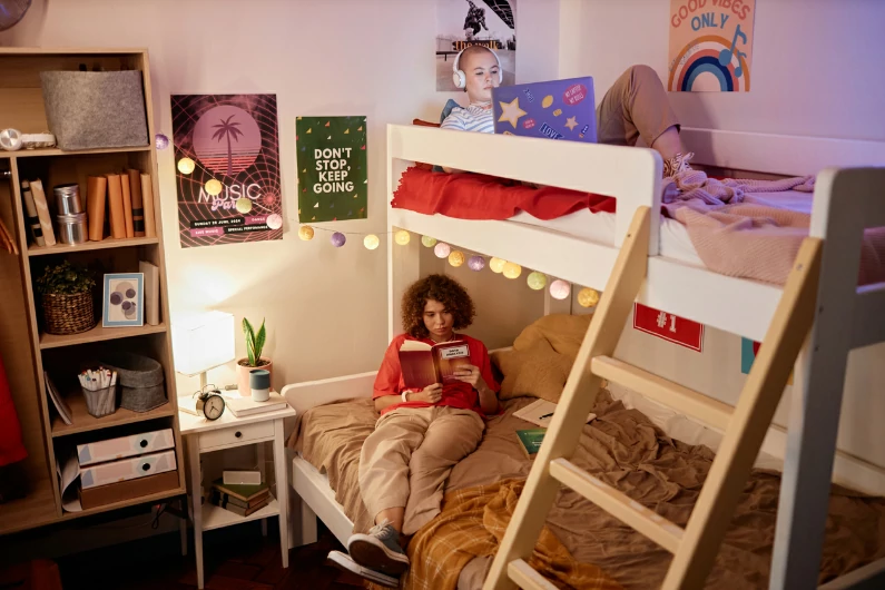 résidence étudiante à Béziers : voici un dortoir avec deux étudiantes dans une chambre. Colocation ou location personnelle, tout dépend du choix. Vie universitaire.