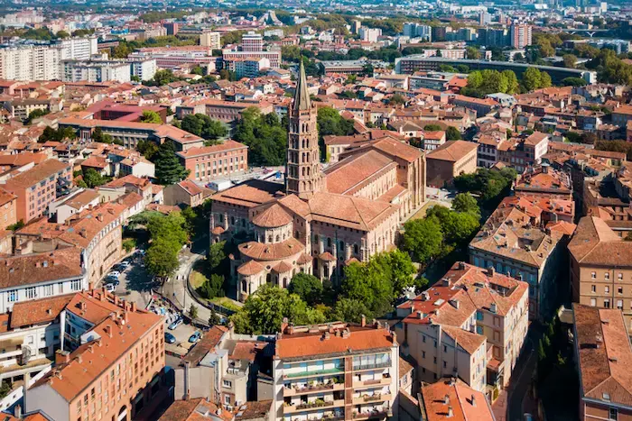 Vue de la ville de Toulouse, mettant en valeur les beaux bâtiments qui abritent des résidences universitaires à Toulouse