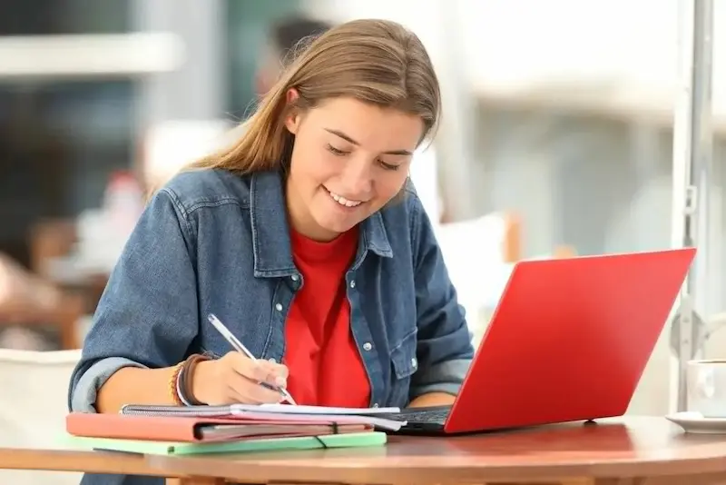 Une étudiante, en train de remplir les documents pour la location d'un logement étudiant en coliving à Toulouse.