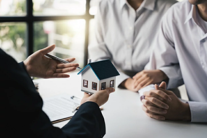 Image de deux personnes qui discutent autour de l'immobilier, établissant un contrat de bail mobilité