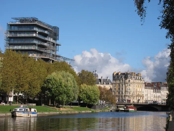 Vue sur les immeubles situés le long de la Vilaine, à Rennes. L'image met en valeur la beauté de cette ville, un endroit idéal pour chercher une résidence étudiante Rennes.